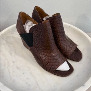 Donald Pliner Women’s Brown Peep-Toe Wedge Booties